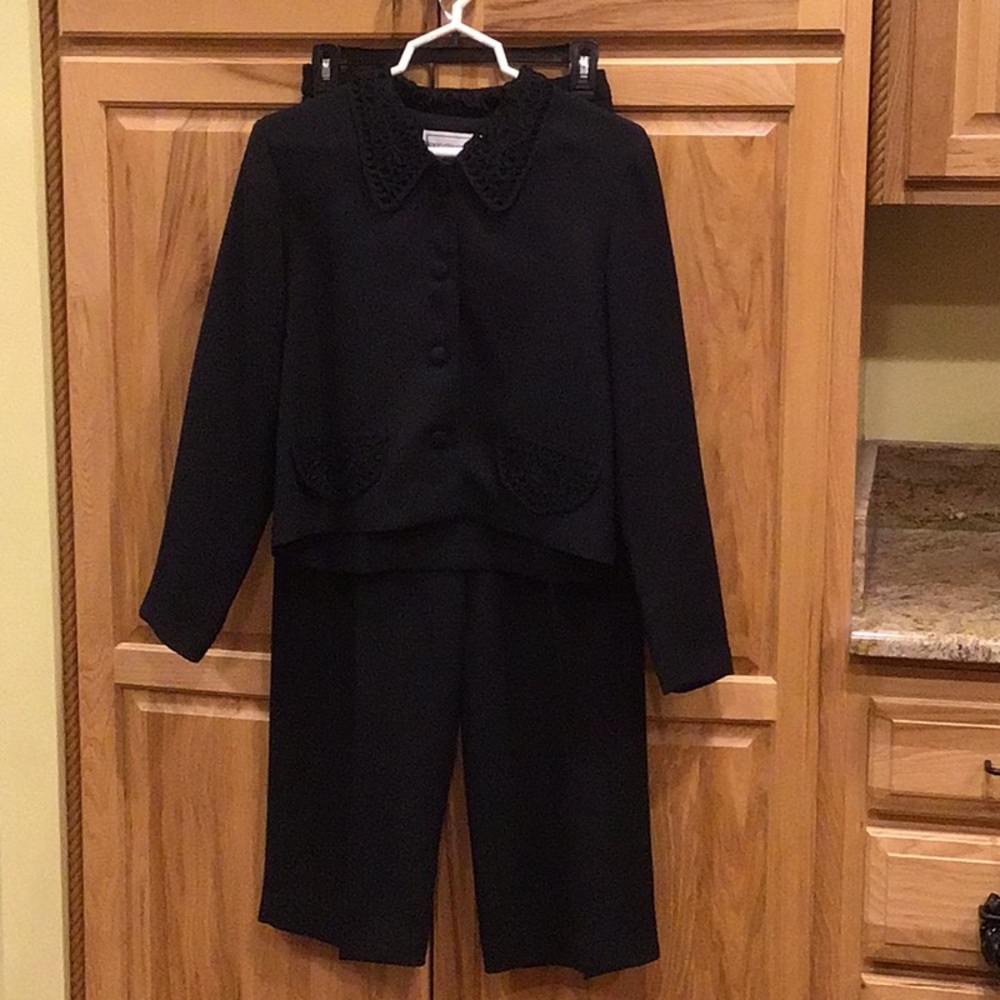 Karin Stevens Black Pantsuit 8P Decorative Accents
